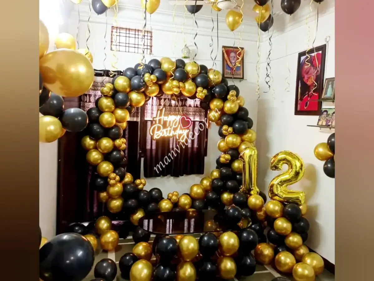 Luxury Charm Black & Gold Ring Decor